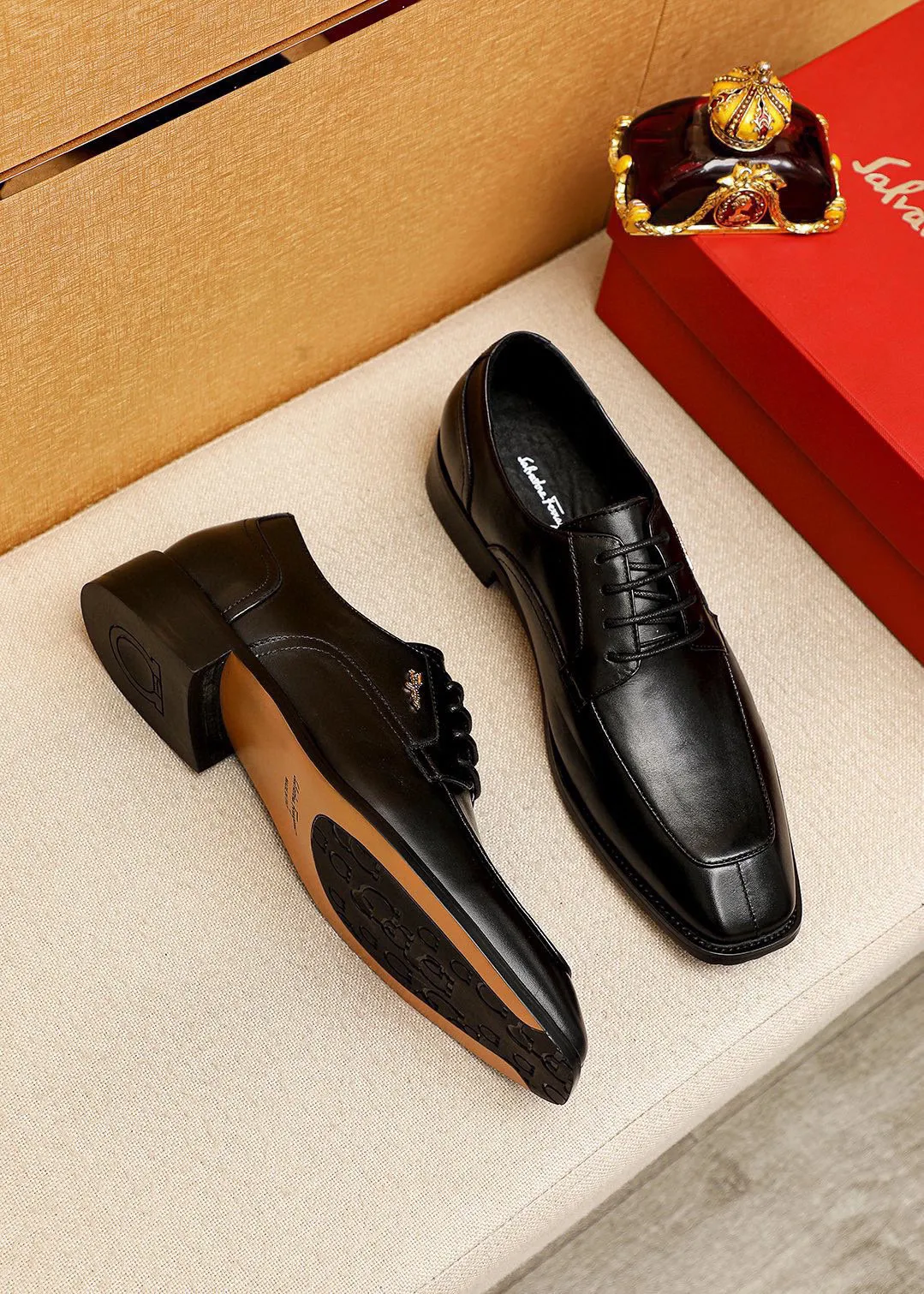 Men's shoes 💰442 💐 Product trademark: Ferragamo "Ferragamo" business leather shoes Regular size: 38-44 (45.46🉑️customized) Product materials: Selected imported first-layer calfskin upper + luxury hardware buckle, imported water-dyed cow leather lining. Strong three-dimensional visual effect, original combination outsole Color: 2⃣️colors available